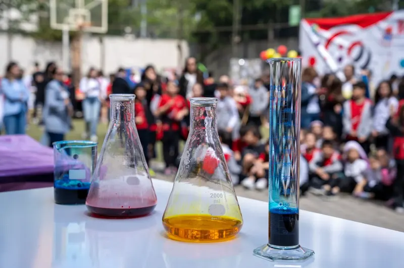 Bilim ve Kültür Şenliğinde renkli sıvılarla hazırlanmış deney düzeneği