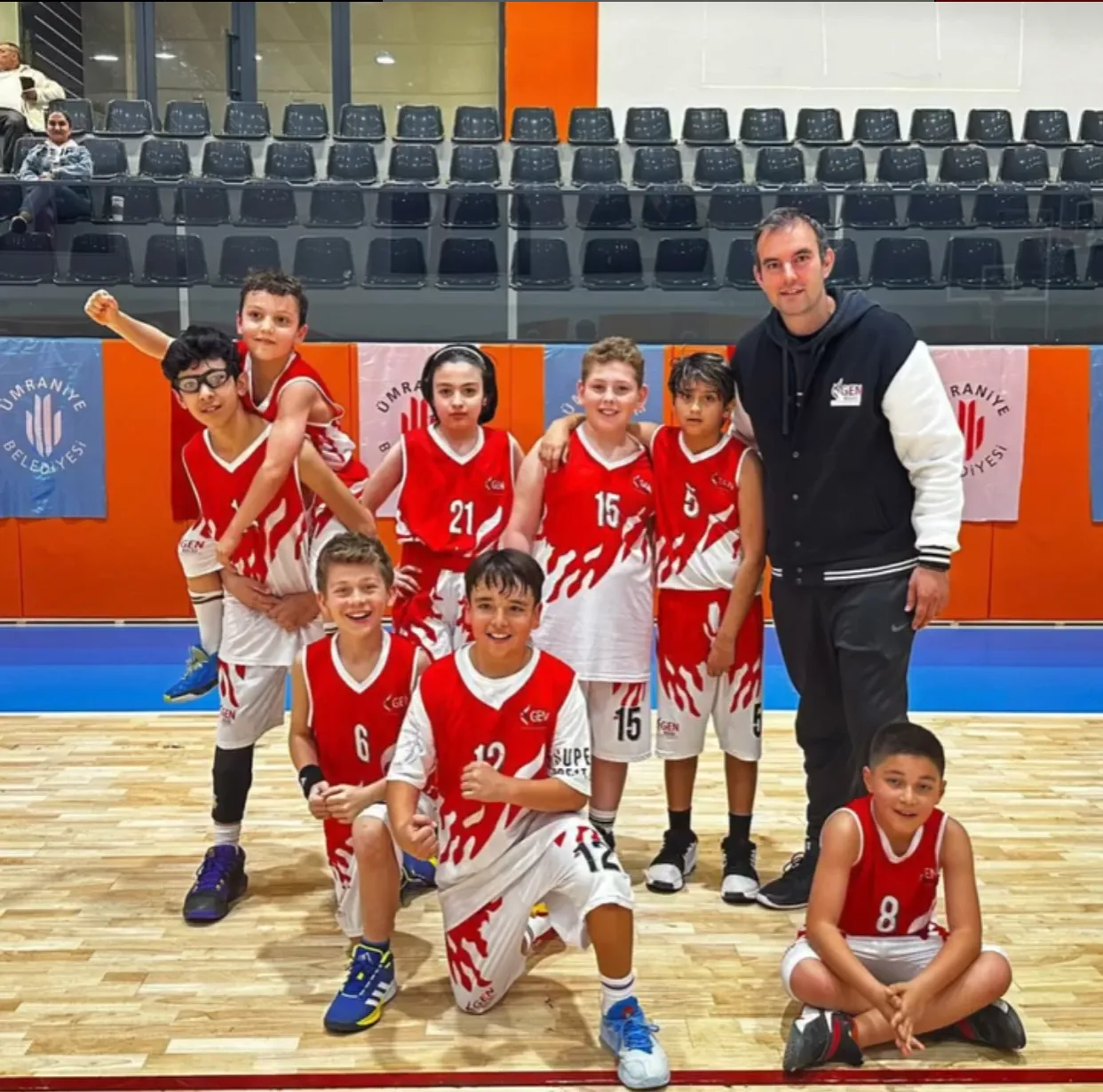 GEN Koleji Ümraniye Erkek Basketbol Takımı antrenörüyle birlikte