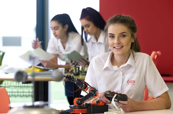 GEN Koleji lise öğrencisi robotik atölyesinde