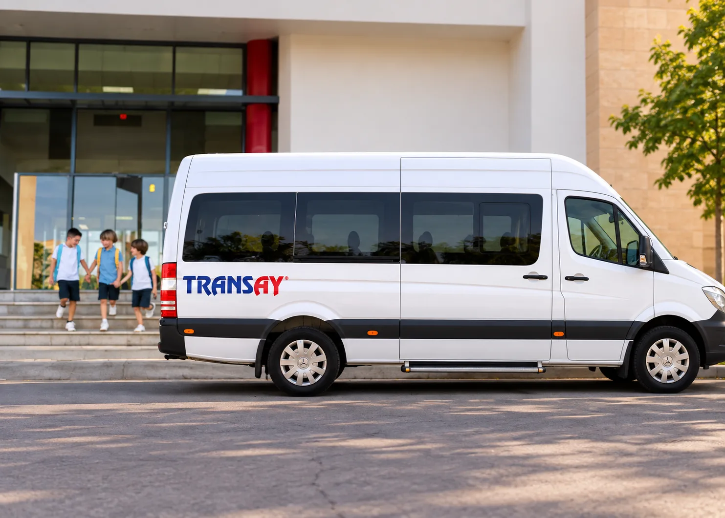 Okul önünde bekleyen öğrenci servis minibüsü ve öğrenciler